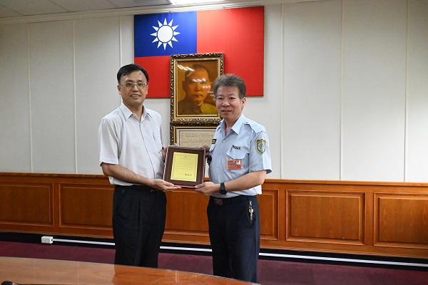 1140902-蘇所長轉頒服務績優同仁法務獎牌 (7)