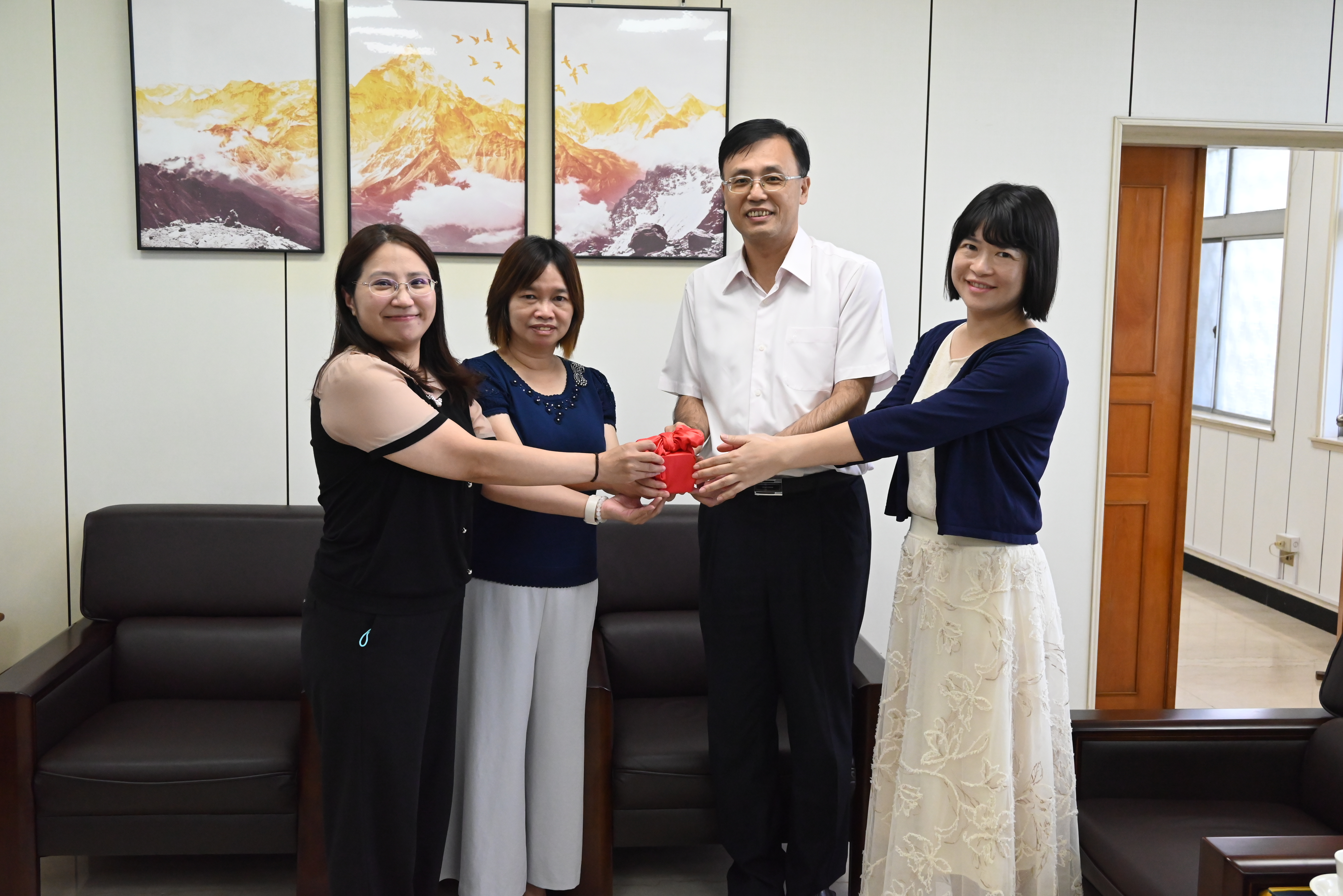 1140924-臺北看守所卸新任會計主任交接合影 (6)